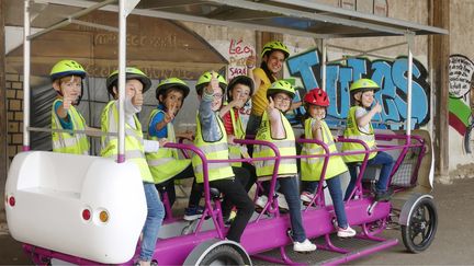 Un vélo collectif pour aller à l'école en pédalant. (S'COOL BUS)