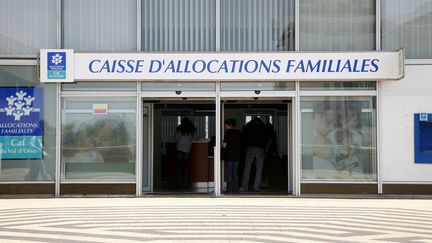 La fa&ccedil;ade d'une caisse d'allocations familiales &agrave; Cergy-Pontoise (Val-d'Oise), en d&eacute;cembre 2010. (NICOLAS THIBAUT / PHOTONONSTOP / AFP)