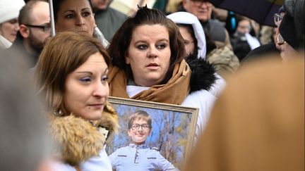 La mère du jeune Lucas lors d'une marche en sa mémoire après son suicide, le 5 février 2023 à Epinal (Vosges). (JEAN-CHRISTOPHE VERHAEGEN / AFP)