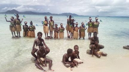 ÎLES SALOMON. Dans le Pacifique aussi, des écoliers ont participé à une manifestation pour le climat, comme ici sur l'île de Marovo.&nbsp; (REUTERS)