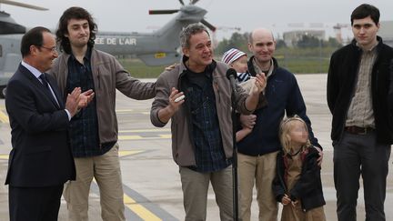 Le journaliste Didier Fran&ccedil;ois, avec dans son dos son confr&egrave;re Nicolas H&eacute;nin,&nbsp;s'exprime &agrave; l'a&eacute;roport de Villacoublay (Yvelines), le 20 avril 2014, apr&egrave;s la lib&eacute;ration de quatre otages fran&ccedil;ais en Syrie. (THOMAS SAMSON / AFP)