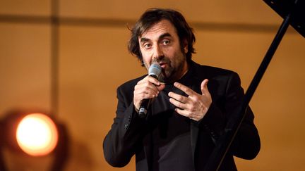 L'artiste André Manoukian, ici le 13 mars 2018, dit vivre la première journée officielle de commémoration du génocide arménien avec "beaucoup d'émotion". (FABRICE COFFRINI / AFP)