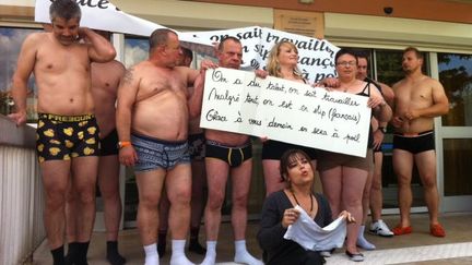 Une douzaine de commer&ccedil;ants posent en sous-v&ecirc;tements devant le centre des imp&ocirc;ts de Soyaux (Charente) pour protester contre les charges, mardi 27 mai 2014. (FRANCE 3 POITOU-CHARENTES)