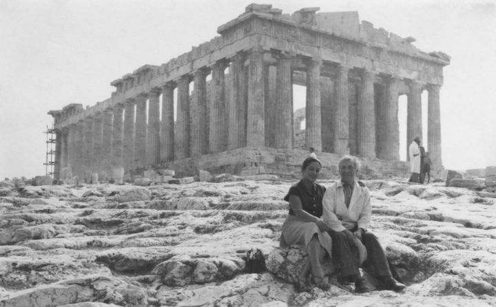 Photographie de Marc et Valentina Chagall devant le Parthénon, à Athènes, 1952-1954. (Archives Marc et Ida Chagall, Paris / ADAGP, Paris, 2019.)