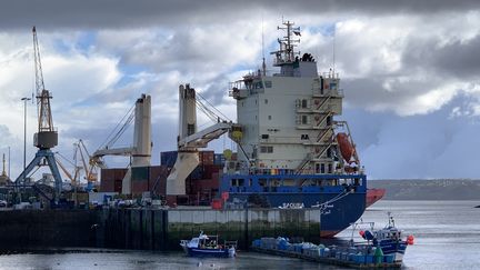 Le cargo algérien Saoura immobilisé dans le port de Brest (Finistère), le mercredi 3 novembre 2021.&nbsp; (NICOLAS OLIVIER / RADIO FRANCE)