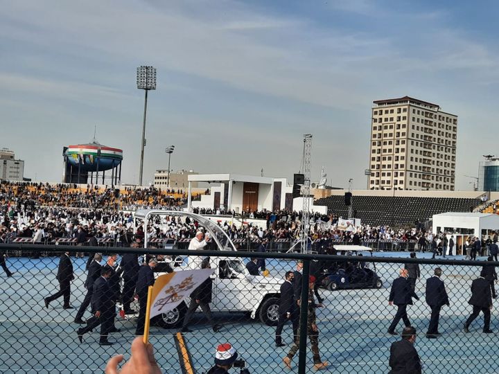 Le pape en papamobile ouverte, pour la 1ere fois du voyage, dans le stade d'Erbil. (BRUCE DE GALZAIN / RADIO FRANCE)