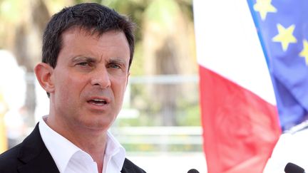 Le ministre de l'Int&eacute;rieur, Manuel Valls, lors d'une conf&eacute;rence de presse &agrave; Cannes (Alpes-Maritimes), le 6 ao&ucirc;t 2013. (JEAN CHRISTOPHE MAGNENET / AFP)