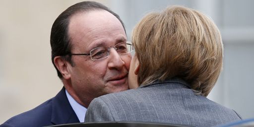 Le président français, Francois Hollande, et la chancelière allemande, Angela Merkel, se saluant à l'Elysée le 19 février 2014. Derrière les sourires, les tensions sont parfois vives... (Reuters - Benoît Tessier)