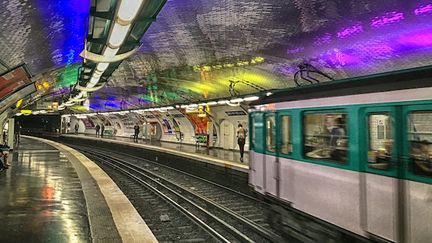 Dans le métro parisien, les sans-abris sont souvent des travailleurs pauvres (Cr&eacute;dits Photo : Pixabay / &copy; SofieLayla Thal)