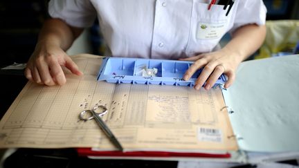 Une infirmière prépare le pilulier d'un patient à l'hopital d'Angers (Maine-et-Loire). (JEAN-SEBASTIEN EVRARD / AFP)