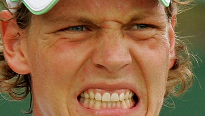 Tomas Berdych grimace lors de son match contre Fabrice Santoro, &agrave; Wimbledon (Royaume-Uni), le 29 juin 2006. (CARL DE SOUZA / AFP)