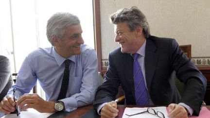 Hervé Morin et Jean-Louis Borloo, côte-à-côte, lors d'une conférence de presse à l'Assemblée nationale, le 14 juin 2011 (AFP/BERTRAND GUAY)