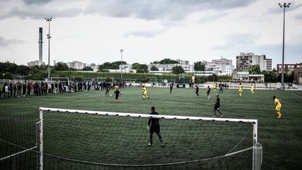 Des joueurs de foot durant un match d'un tournoi amateur, le 25 mai 2019 à Evry, dans l'Essonne. (illustration) (STEPHANE DE SAKUTIN / AFP)