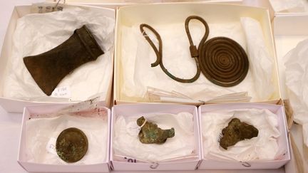 Des objets datant de l'âge de bronze découverts à Alingsås&nbsp;en Suède, le 29 avril 2021. (ADAM IHSE / TT NEWS AGENCY / AFP)