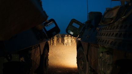 Des soldats français de l'opération Barkhane, ci-contre au camp de Ménaka au Mali, en mai 2018.&nbsp; (ERIC AUDRA / RADIO FRANCE)