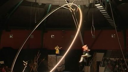 Ils viennent du monde entier et s'entraînent au centre national des arts du cirque, dans l'une des plus prestigieuses écoles au monde, situé à Châlons-en-Champagne (Marne). (France 3)