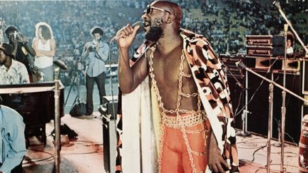 Isaac Hayes, le "Black Moses" ("Moïse noir"), interprète la musique "Shaft" lors du festival Wattstax (1972). (ARCHIVES DU 7EME ART / AFP)