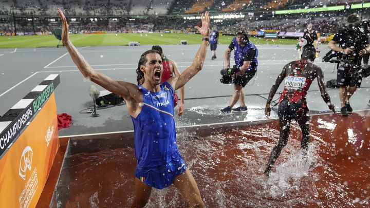 L'Italien Gianmarco Tamberi a célébré pendant de longues minutes son premier titre mondial au saut en hauteur, à Budapest, le 22 août 2023. (MATTHIAS SCHRADER / AP)