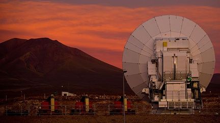 Les télescopes optiques (observant la lumière visible) ou à infrarouge ne permettent pas d’observer des zones obscures ou froides de l'univers. Seule la captation d'ondes millimétriques et submillimétriques, près de 1.000 fois plus longues que les ondes lumineuses visibles des radiotélescopes d’ALMA, autorisent de telles observations.

S’il existe des équipements de technologie identique, les télescopes d’ALMA sont cent fois plus puissants.
 

  (AFP PHOTO/Martin BERNETTI)