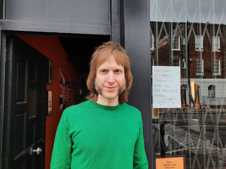 Tom devant son salon de coiffure, à Londres, le 25 février 2021. (RICHARD PLACE / RADIO FRANCE)