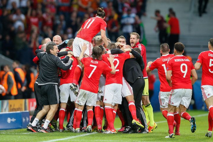 Les Gallois célèbrent un but lors du quart de finale contre les Belges, le 1er juillet 2016 à Lille. (BRUNO FAHY / BELGA MAG / AFP)