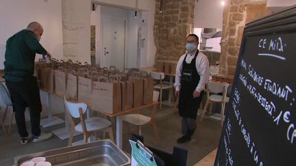 Les étudiants, qui n’ont pour la plupart pas remis&nbsp;les&nbsp;pieds à l’université depuis plusieurs mois, crient leur mal-être et leurs difficultés financières. Des restaurateurs se mobilisent pour leur venir en aide.&nbsp; (CAPTURE ECRAN FRANCE 2)