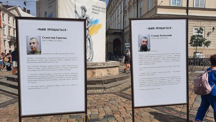 Les portraits de Stanislav Savochka, 26 ans, et Stepan Lozinskiy, 38 ans, morts au combat, sont affichés dans les rues du centre-ville de Lviv. (Hajera Mohammad)