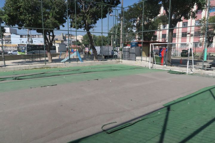 Le terrain de foot municipal de Ramos, quartier du nord de Rio de Janeiro, et sa moquette rapiécée, le 14 août 2016. (PIERRE GODON / FRANCETV INFO)