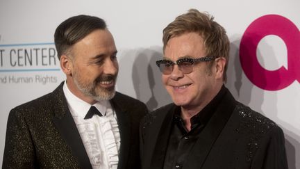 David Furnish et Elton John &agrave; la fondation Aids, &agrave; New York (Etats-Unis), le 28 octobre 2014. (ANDREW KELLY / REUTERS)