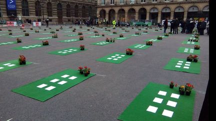 Le collectif a installé un "cimetière éphémère" place du Palais royal à Paris, mardi 21 mars, où ont été disposées des plaques nominatives en hommage&nbsp;aux défunts recensés en 2016. (CHRISTIAN PAGE / TWITTER)