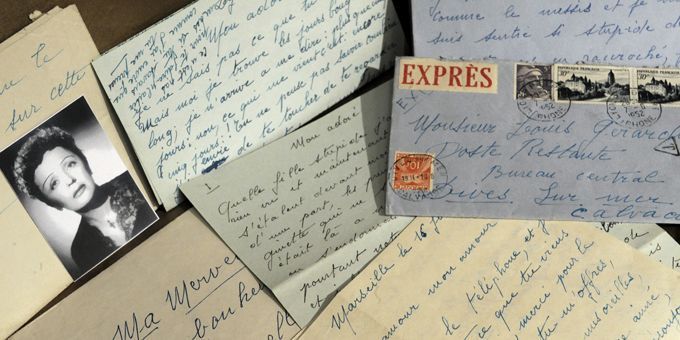 Lettres manuscrites d&#039;Edith Piaf mises en vente chez Christie&#039;s en 2009
 (STEPHANE DE SAKUTIN/AFP)