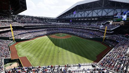 Près de 40 000 personnes au Globe Life Field des Texas Rangers, le premier match aux Etats-Unis sans restriction liée au Covid-19 a eu lieu le 5 avril 2021 (TOM PENNINGTON / GETTY IMAGES NORTH AMERICA)