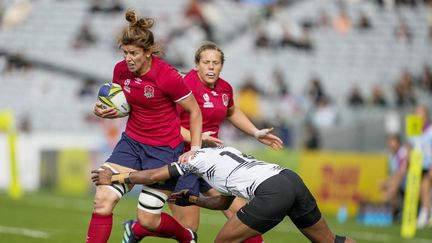 L'Anglaise Sarah Hunter (à gauche) lors de la rencontre des Red Roses contre les Fidji au Mondial, le 8 octobre 2022. (JOHN COWPLAND / COLORSPORT / DPPI via AFP)