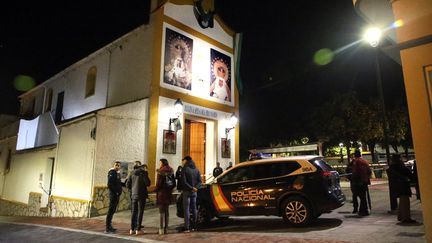 Une voiture de police devant une église de la ville d'Algesiras (Espagne) où un homme a été tué à l'arme blanche et un prêtre blessé, le 25 janvier 2023. (AFP)