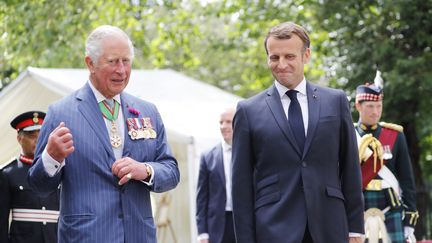 Le roi Charles III, alors prince de Galles, accueille Emmanuel Macron à Londres (Royaume-Uni), le 18 juin 2020. (TOLGA AKMEN / AFP)