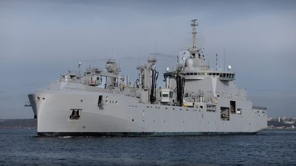 Le nouveau ravitailleur de la flotte de la Marine française "Jacques Chevallier" au large de Brest, le 4 octobre 2023. (FRED TANNEAU / AFP)