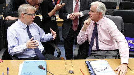 Le commissaire europ&eacute;en &agrave; l'Economie et aux Affaires mon&eacute;taires, Olli Rehn (&agrave; gauche), et le commissaire europ&eacute;en au March&eacute; interne, Michel Barnier, le 4 octobre 2011 au Luxembourg. (FRAN&Ccedil;OIS LENOIR / REUTERS)