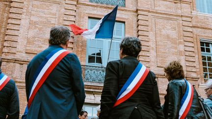 Des maires de l'agglomération toulousaine lors d'une manifestation contre les coupes budgétaires, le 7 novembre 2024, devant la préfecture d'Occitanie à Toulouse. (PAT BATARD / AFP)