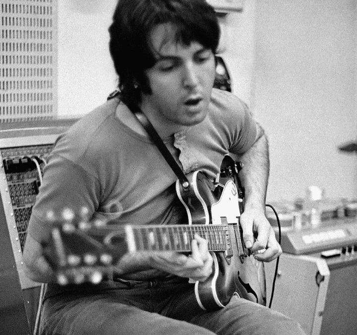 Paul McCartney en studio, le 10 octobre 1968, photographié par Linda McCartney. (LINDA MCCARTNEY)