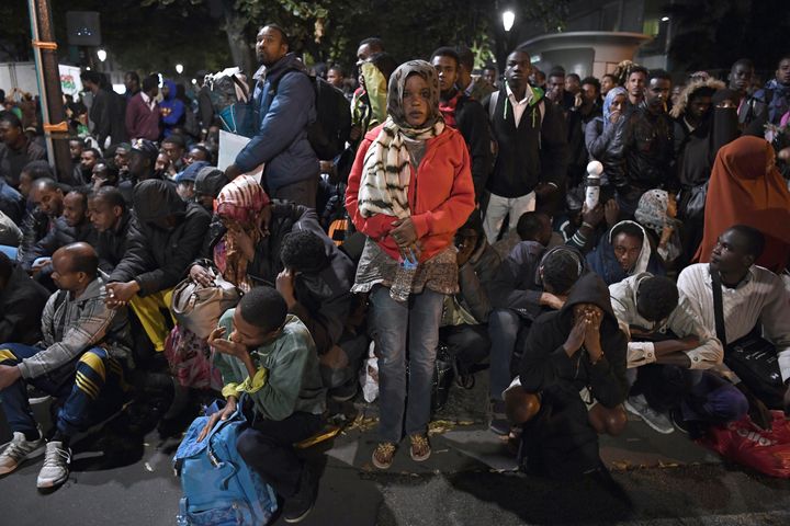 Des migrants attendent d'être évacués d'un campement à Stalingrad, à Paris, le 16 septembre 2016. (CHRISTOPHE ARCHAMBAULT / AFP)