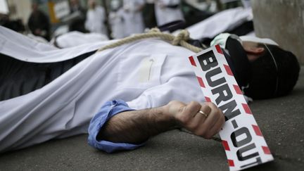 Des m&eacute;decins ont organis&eacute;, mardi 18 f&eacute;vrier, un happening devant le minist&egrave;re de la Sant&eacute; pour sensibiliser le grand public aux risques &eacute;lev&eacute;s de burn-out et de suicides chez les m&eacute;decins. (KENZO TRIBOUILLARD / AFP)