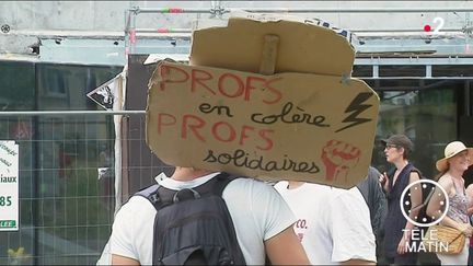 Des correcteurs en colère mettent la pression sur le gouvernement pour rouvrir des négociations sur les réformes du lycée et du bac en menaçant de garder les copies. (FRANCE 2)