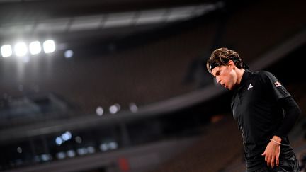 Dominic Thiem, lors de son premier match à Roland-Garros, le 28 septembre.  (MARTIN BUREAU / AFP)