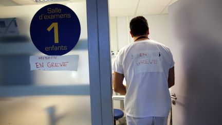 Un m&eacute;decin urgentiste en gr&egrave;ve &agrave; l'h&ocirc;pital de Perpignan (Pyr&eacute;n&eacute;es-Orientales), lundi 22 d&eacute;cembre 2014. (PHILIPPE ROUAH / MAXPPP)