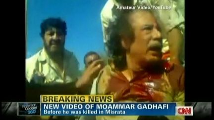 Des images diffus&eacute;es sur la cha&icirc;ne am&eacute;ricaine CNN montrent la capture de Mouammar Kadhafi, le 20 octobre 2011, dans la r&eacute;gion de Syrte (Libye).&nbsp; (CNN / AFP)