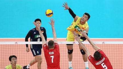 L'équipe chinoise (en jaune) opposée à la Pologne, à Gdansk, en Ligue des nations, le 7 juillet 2022.&nbsp; (PIOTR MATUSEWICZ / XINHUA)