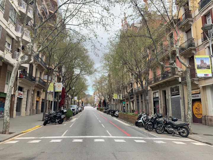 Une rue du centre de Barcelone, déserte. "Le confinement est&nbsp;extrêmement suivi, parce que de toutes façons, si on ne respecte pas,&nbsp;il y a une amende immédiatement" (equinoxmagazine.fr)