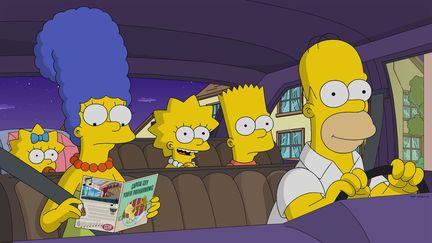 La famille Simpson en voiture du dessin animé "Les Simpson". (FR_TMDB)