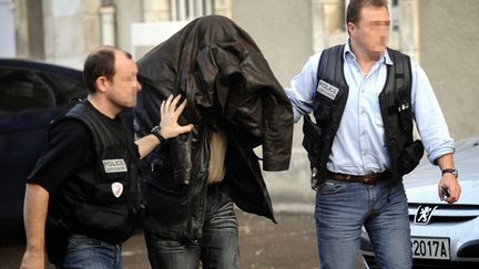 L'arriv&eacute;e d'un des quatre accus&eacute;s&nbsp;soup&ccedil;onn&eacute;s d'avoir aid&eacute; Jean-Pierre Treiber,&nbsp;au Palais de Justice d'Auxerre, le 22 novembre 2009. (AFP)