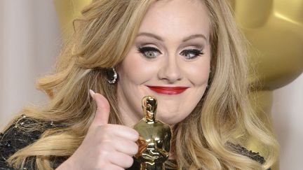 La chanteuse Adele pose avec sa statuette de l'Oscar de la meilleure chanson originale &agrave; l'issue de la c&eacute;r&eacute;monie &agrave; Hollywood (Californie), le 24 f&eacute;vrier 2013. ( PIERRE LE MASSON / MAXPPP)